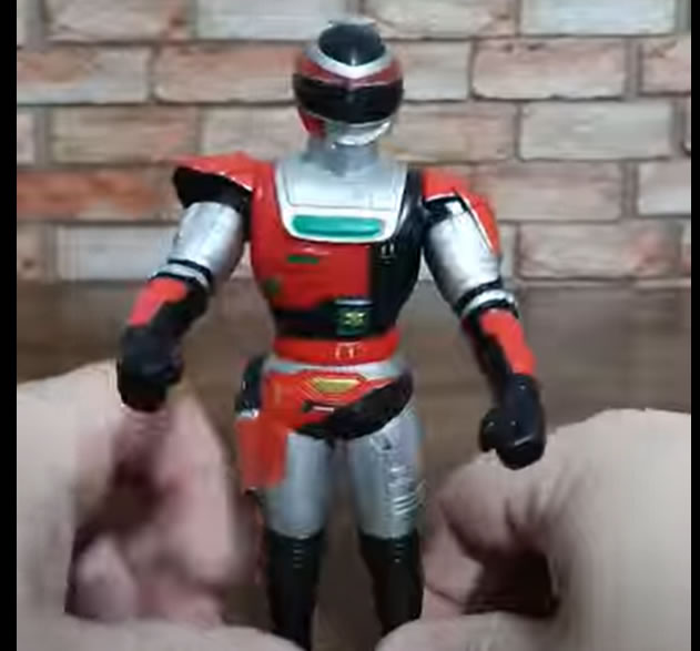 MM Colecionáveis revela o segredo para desentortar as pernas do Sofubi.